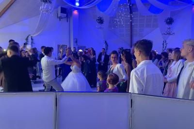 Miniature DJ Luzarches (Val-d'Oise) - Dj Ad7 #19 Salle décorée pour une fête, éclairée de lumières violettes, avec des ballons rouges et un chiffre ’18’ en ballons.