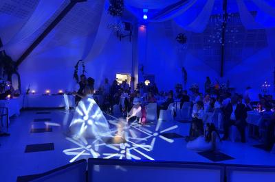 Miniature DJ Luzarches (Val-d'Oise) - Dj Ad7 #21 Salle décorée pour une fête, éclairée de lumières violettes, avec des ballons rouges et un chiffre ’18’ en ballons.