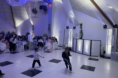 Miniature DJ Luzarches (Val-d'Oise) - Dj Ad7 #22 Salle décorée pour une fête, éclairée de lumières violettes, avec des ballons rouges et un chiffre ’18’ en ballons.