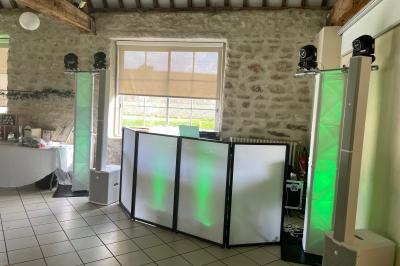 Miniature DJ Luzarches (Val-d'Oise) - Dj Ad7 #23 Salle décorée pour une fête, éclairée de lumières violettes, avec des ballons rouges et un chiffre ’18’ en ballons.