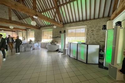 Miniature DJ Luzarches (Val-d'Oise) - Dj Ad7 #24 Salle décorée pour une fête, éclairée de lumières violettes, avec des ballons rouges et un chiffre ’18’ en ballons.