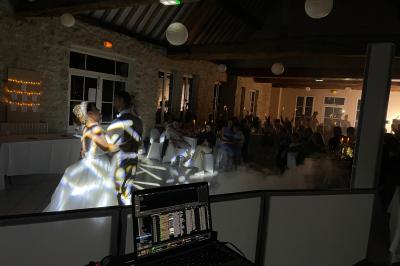 Miniature DJ Luzarches (Val-d'Oise) - Dj Ad7 #26 Salle décorée pour une fête, éclairée de lumières violettes, avec des ballons rouges et un chiffre ’18’ en ballons.