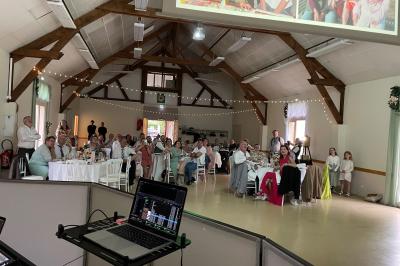 Miniature DJ Luzarches (Val-d'Oise) - Dj Ad7 #28 Salle décorée pour une fête, éclairée de lumières violettes, avec des ballons rouges et un chiffre ’18’ en ballons.