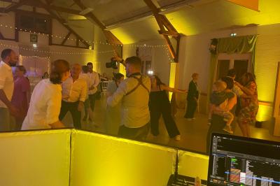 Miniature DJ Luzarches (Val-d'Oise) - Dj Ad7 #29 Salle décorée pour une fête, éclairée de lumières violettes, avec des ballons rouges et un chiffre ’18’ en ballons.