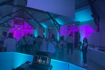 Miniature DJ Luzarches (Val-d'Oise) - Dj Ad7 #30 Salle décorée pour une fête, éclairée de lumières violettes, avec des ballons rouges et un chiffre ’18’ en ballons.