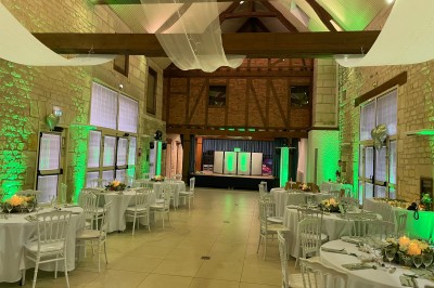 Miniature DJ Luzarches (Val-d'Oise) - Dj Ad7 #32 Salle décorée pour une fête, éclairée de lumières violettes, avec des ballons rouges et un chiffre ’18’ en ballons.