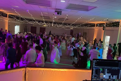 Miniature DJ Luzarches (Val-d'Oise) - Dj Ad7 #35 Salle décorée pour une fête, éclairée de lumières violettes, avec des ballons rouges et un chiffre ’18’ en ballons.