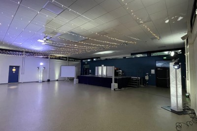 Miniature DJ Luzarches (Val-d'Oise) - Dj Ad7 #37 Salle décorée pour une fête, éclairée de lumières violettes, avec des ballons rouges et un chiffre ’18’ en ballons.