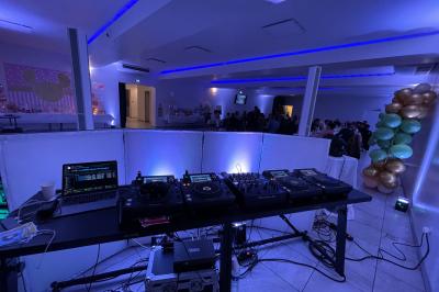 Miniature DJ Luzarches (Val-d'Oise) - Dj Ad7 #4 Salle décorée pour une fête avec éclairage violet, ballons rouges formant le chiffre 18 et espace de danse dégagé.