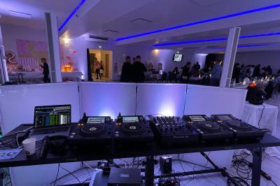 Miniature DJ Luzarches (Val-d'Oise) - Dj Ad7 #2 Salle décorée pour une fête avec éclairage violet, ballons rouges formant le chiffre 18 et espace de danse dégagé.
