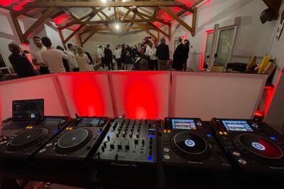 Miniature DJ Luzarches (Val-d'Oise) - Dj Ad7 #12 Salle décorée pour une fête avec éclairage violet, ballons rouges formant le chiffre 18 et espace de danse dégagé.