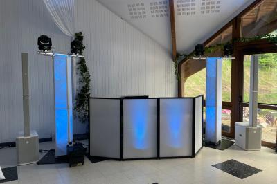 Miniature DJ Luzarches (Val-d'Oise) - Dj Ad7 #14 Salle décorée pour une fête avec éclairage violet, ballons rouges formant le chiffre 18 et espace de danse dégagé.