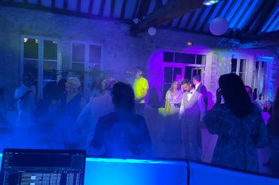 Miniature DJ Luzarches (Val-d'Oise) - Dj Ad7 #24 Salle décorée pour une fête avec éclairage violet, ballons rouges formant le chiffre 18 et espace de danse dégagé.