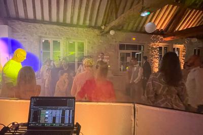 Miniature DJ Luzarches (Val-d'Oise) - Dj Ad7 #25 Salle décorée pour une fête avec éclairage violet, ballons rouges formant le chiffre 18 et espace de danse dégagé.