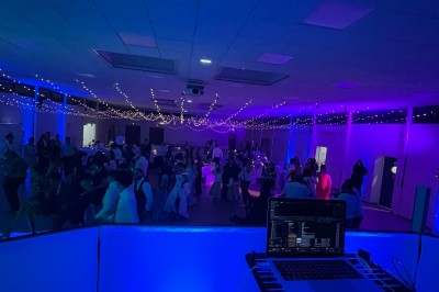 Miniature DJ Luzarches (Val-d'Oise) - Dj Ad7 #29 Salle décorée pour une fête avec éclairage violet, ballons rouges formant le chiffre 18 et espace de danse dégagé.