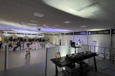 Miniature DJ Luzarches (Val-d'Oise) - Dj Ad7 #32 Salle décorée pour une fête avec éclairage violet, ballons rouges formant le chiffre 18 et espace de danse dégagé.