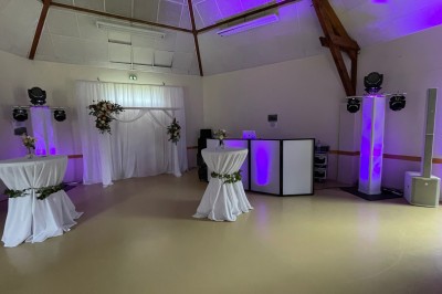 Miniature DJ Luzarches (Val-d'Oise) - Dj Ad7 #33 Salle décorée pour une fête avec éclairage violet, ballons rouges formant le chiffre 18 et espace de danse dégagé.