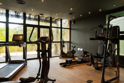 Miniature Location salle Lacanau (Gironde) - La Baignoire #19 Chambre lumineuse avec lit double, balcon donnant sur un espace arboré, rideaux rouges et lampe de chevet allumée.