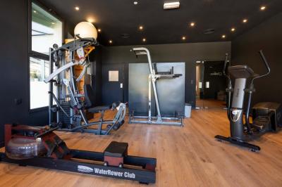 Miniature Location salle Lacanau (Gironde) - La Baignoire #18 Chambre lumineuse avec lit double, balcon donnant sur un espace arboré, rideaux rouges et lampe de chevet allumée.