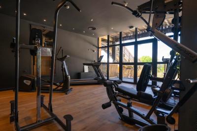 Miniature Location salle Lacanau (Gironde) - La Baignoire #20 Chambre lumineuse avec lit double, balcon donnant sur un espace arboré, rideaux rouges et lampe de chevet allumée.