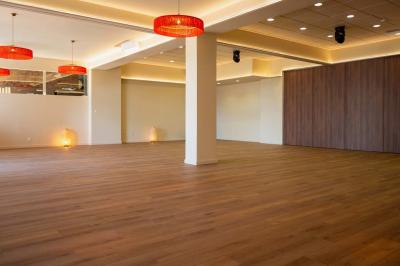 Miniature Location salle Lacanau (Gironde) - La Baignoire #7 Chambre lumineuse avec lit double, balcon donnant sur un espace arboré, rideaux rouges et lampe de chevet allumée.