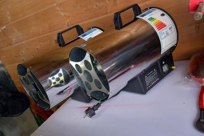 Carte de visite orange avec coordonnées et services d'une entreprise de location de barnums, incluant chauffage et options.