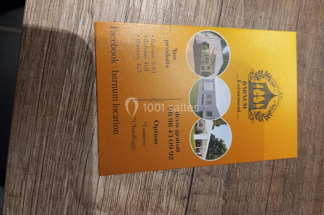 Carte de visite orange avec coordonnées et services d'une entreprise de location de barnums, incluant chauffage et options.