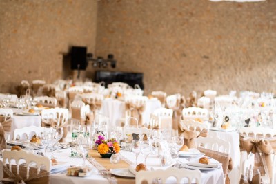Étang entouré de végétation dense au coucher du soleil, avec une lumière dorée illuminant les arbres et l'eau.