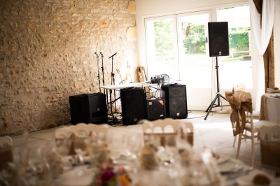 Étang entouré de végétation dense au coucher du soleil, avec une lumière dorée illuminant les arbres et l'eau.
