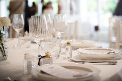 Étang entouré de végétation dense au coucher du soleil, avec une lumière dorée illuminant les arbres et l'eau.