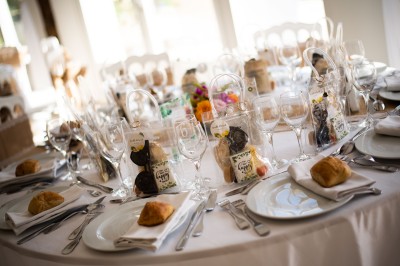 Étang entouré de végétation dense au coucher du soleil, avec une lumière dorée illuminant les arbres et l'eau.