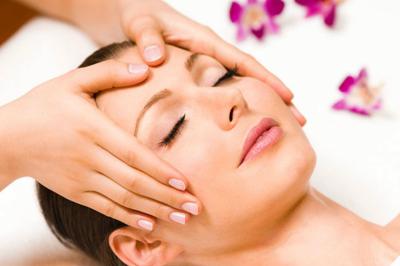 Miniature BIEN ETRE Salle de réception lumineuse avec des tables rondes dressées, des chaises blanches et des chandeliers élégants.