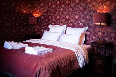 Miniature CHAMBRE D'HOTES Salle de réception lumineuse avec des tables rondes dressées, des chaises blanches et des chandeliers élégants.