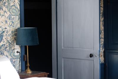 Miniature CHAMBRE D'HOTES Salle de réception lumineuse avec des tables rondes dressées, des chaises blanches et des chandeliers élégants.