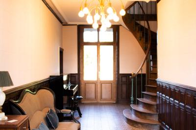 Miniature DOMAINE DE LA BRIOUSE Salle de réception lumineuse avec des tables rondes dressées, des chaises blanches et des chandeliers élégants.