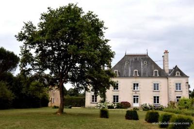 Miniature DOMAINE DE LA BRIOUSE Salle de réception lumineuse avec des tables rondes dressées, des chaises blanches et des chandeliers élégants.