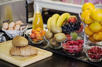 Miniature REPAS Salle de réception lumineuse avec des tables rondes dressées, des chaises blanches et des chandeliers élégants.