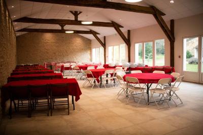 Miniature SALLE RIGOLETTO Salle de réception lumineuse avec des tables rondes dressées, des chaises blanches et des chandeliers élégants.