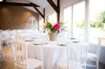 Miniature SALLE RIGOLETTO Salle de réception lumineuse avec des tables rondes dressées, des chaises blanches et des chandeliers élégants.