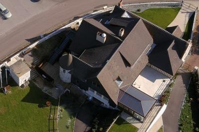 Miniature Location salle Saint-Samson-de-la-Roque (Eure) - Manoir Néo Normand #28 Passerelle en bois surplombant un jardin fleuri avec des arbres et un ciel dégagé en arrière-plan.