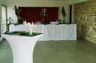 Miniature Location salle Saint-Samson-de-la-Roque (Eure) - Manoir Néo Normand #45 Passerelle en bois surplombant un jardin fleuri avec des arbres et un ciel dégagé en arrière-plan.