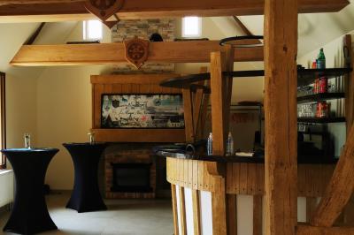 Miniature Location salle Saint-Samson-de-la-Roque (Eure) - Manoir Néo Normand #46 Passerelle en bois surplombant un jardin fleuri avec des arbres et un ciel dégagé en arrière-plan.