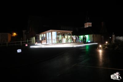 Miniature Location salle Saint-Samson-de-la-Roque (Eure) - Manoir Néo Normand #54 Passerelle en bois surplombant un jardin fleuri avec des arbres et un ciel dégagé en arrière-plan.