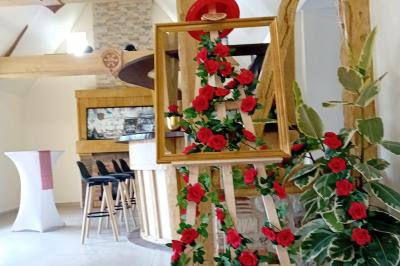 Miniature Location salle Saint-Samson-de-la-Roque (Eure) - Manoir Néo Normand #56 Passerelle en bois surplombant un jardin fleuri avec des arbres et un ciel dégagé en arrière-plan.