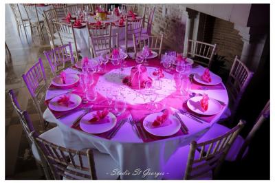 Miniature Location salle Saint-Samson-de-la-Roque (Eure) - Manoir Néo Normand #77 Passerelle en bois surplombant un jardin fleuri avec des arbres et un ciel dégagé en arrière-plan.