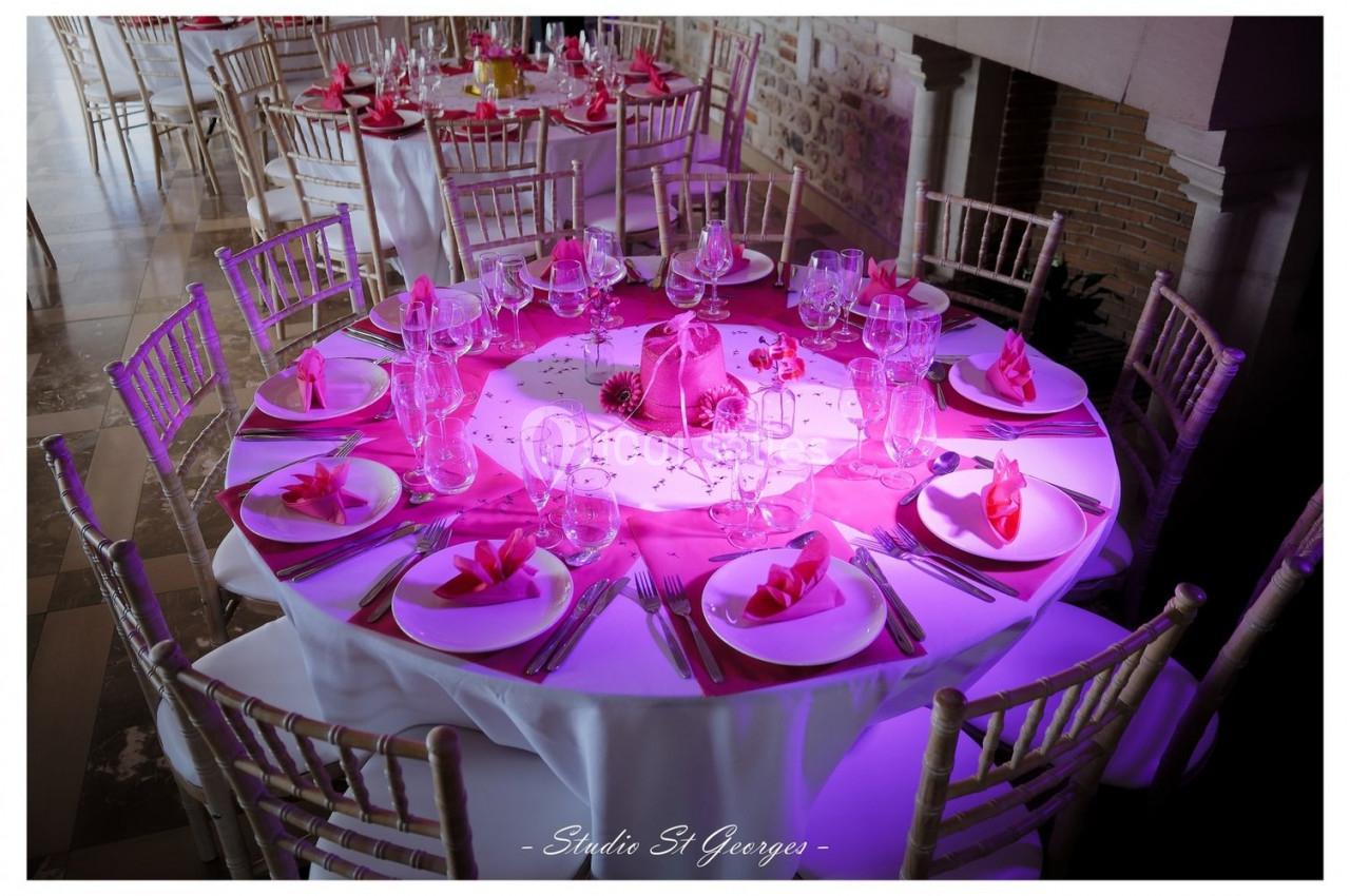 Location salle Saint-Samson-de-la-Roque (Eure) - Manoir Néo Normand #77 Table ronde décorée pour un événement, nappée de blanc avec des serviettes roses pliées et des verres élégants.