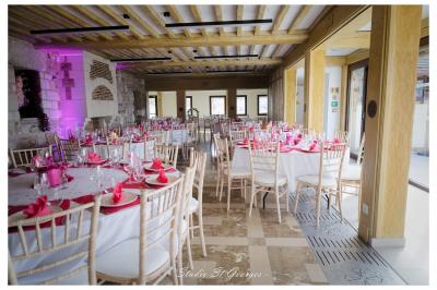 Miniature Location salle Saint-Samson-de-la-Roque (Eure) - Manoir Néo Normand #17 Passerelle en bois surplombant un jardin fleuri avec des arbres et un ciel dégagé en arrière-plan.