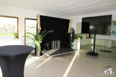 Miniature Location salle Saint-Samson-de-la-Roque (Eure) - Manoir Néo Normand #93 Passerelle en bois surplombant un jardin fleuri avec des arbres et un ciel dégagé en arrière-plan.