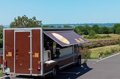 Miniature Location salle Saint-Samson-de-la-Roque (Eure) - Manoir Néo Normand #96 Passerelle en bois surplombant un jardin fleuri avec des arbres et un ciel dégagé en arrière-plan.