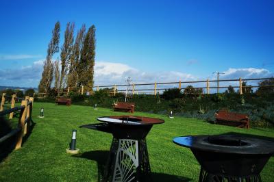 Miniature Location salle Saint-Samson-de-la-Roque (Eure) - Manoir Néo Normand #98 Passerelle en bois surplombant un jardin fleuri avec des arbres et un ciel dégagé en arrière-plan.